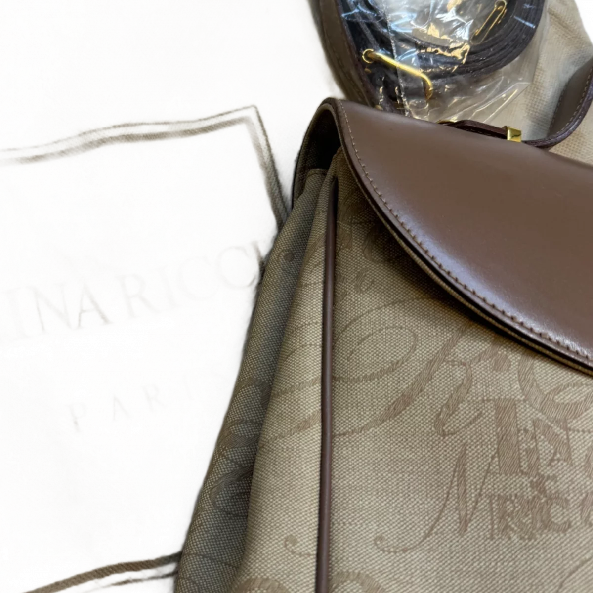 NINA RICCI Sac bandoulière taupe et bijouterie doré avec bandoulière et dustbag