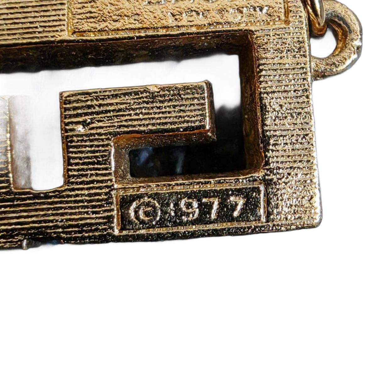 GIVENCHY Collier Givenchy, 1977, logo G, strass, or, excellent état, rare.