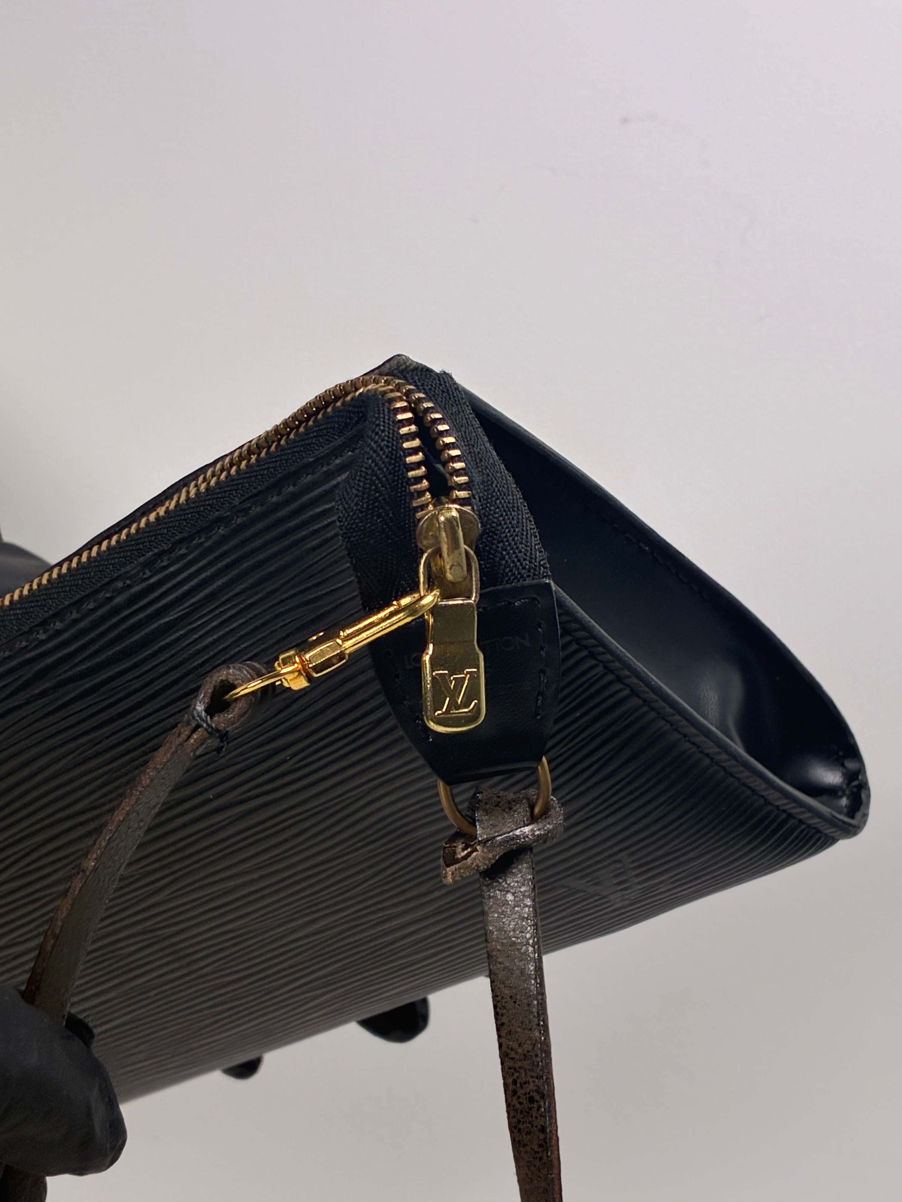 Louis Vuitton Pochette Accessoire Cuir épi noir 09/1966