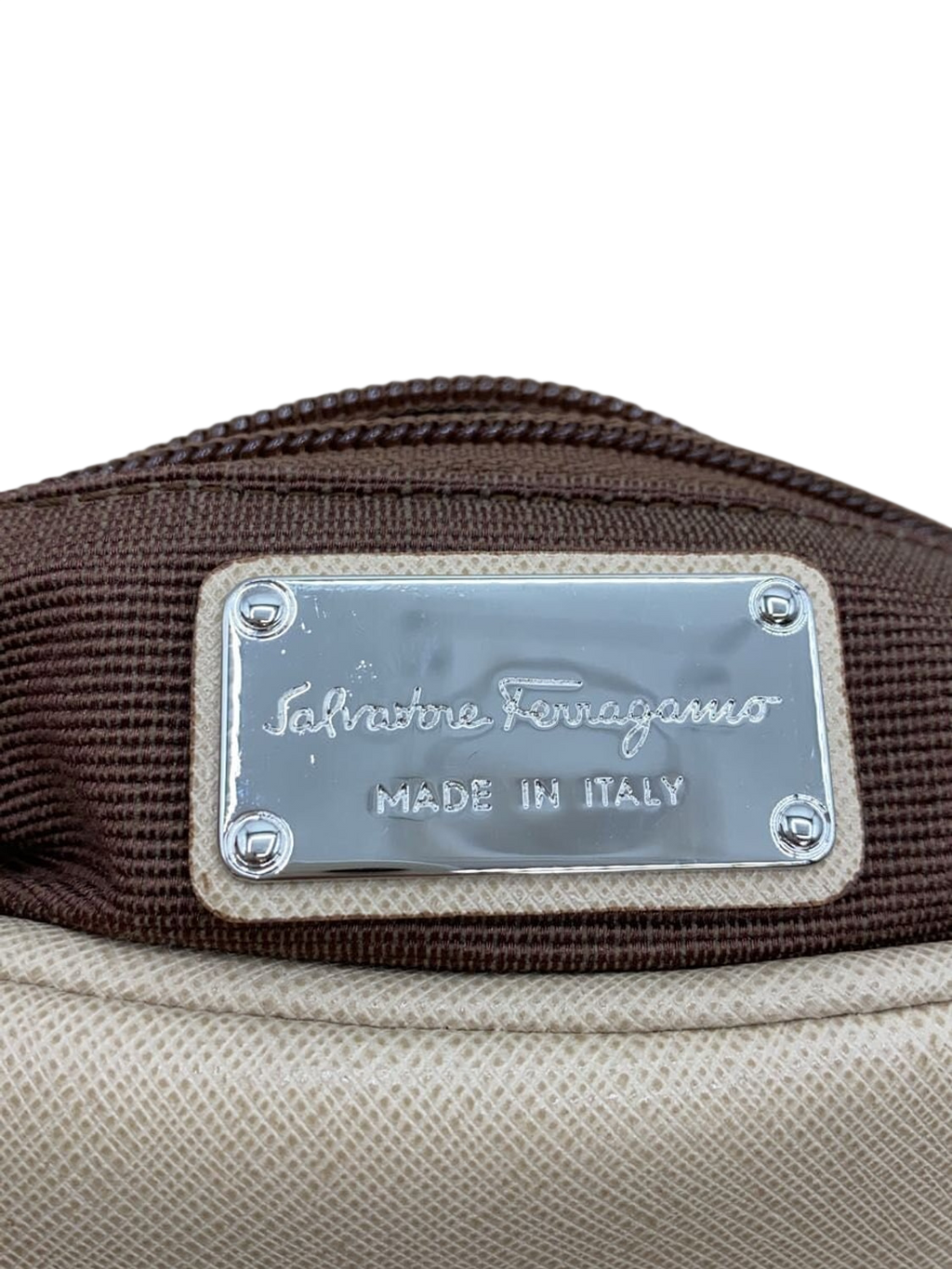 SALVATORE FERRAGAMO Sac pochette chaîne cuir saffiano beige nœud Vara