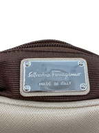 SALVATORE FERRAGAMO Sac pochette chaîne cuir saffiano beige nœud Vara