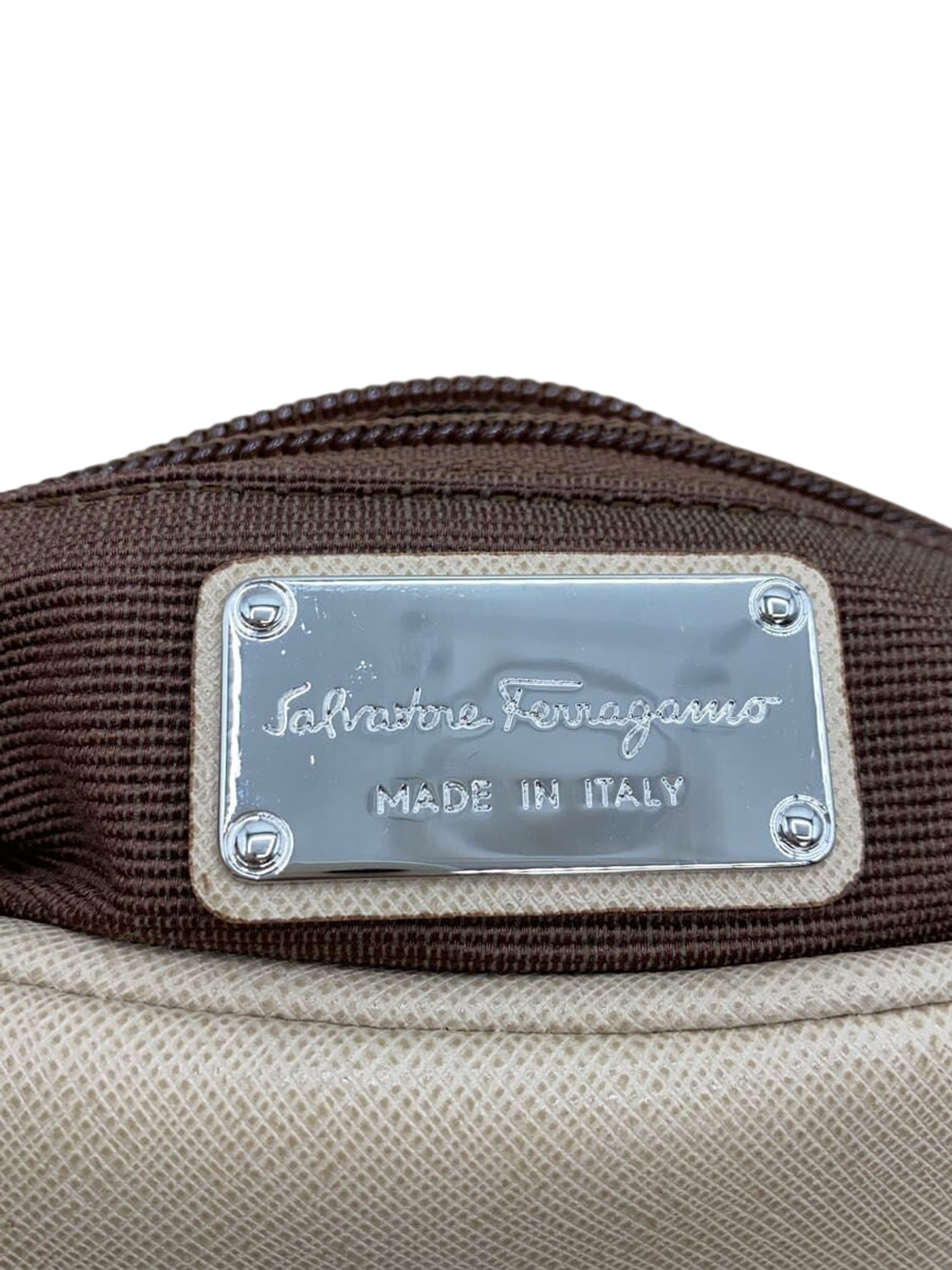 SALVATORE FERRAGAMO Sac pochette chaîne cuir saffiano beige nœud Vara