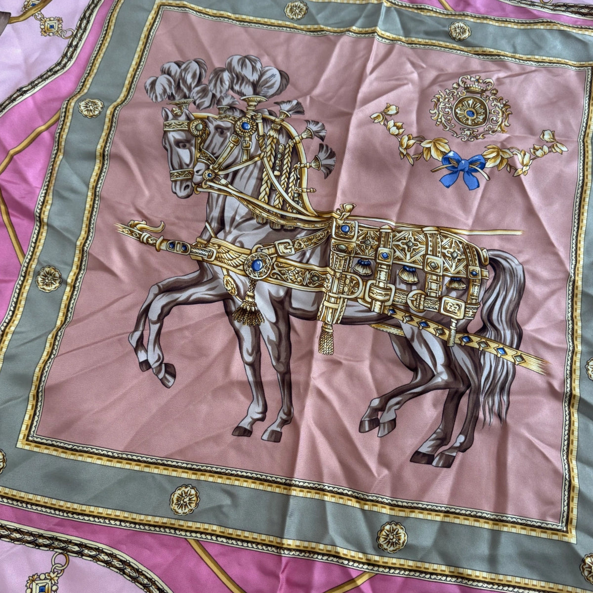 LANCEL Carré LANCEL rose poudrée, vert pastel avec chevaux calèche 100% SOIE 90x90cm