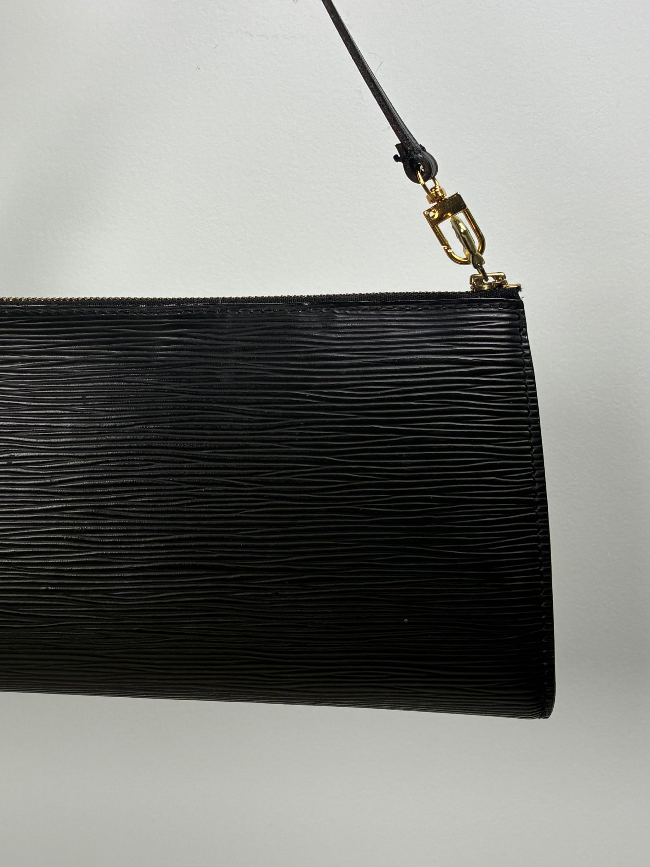 Louis Vuitton Pochette Accessoire Cuir épi noir 09/1966