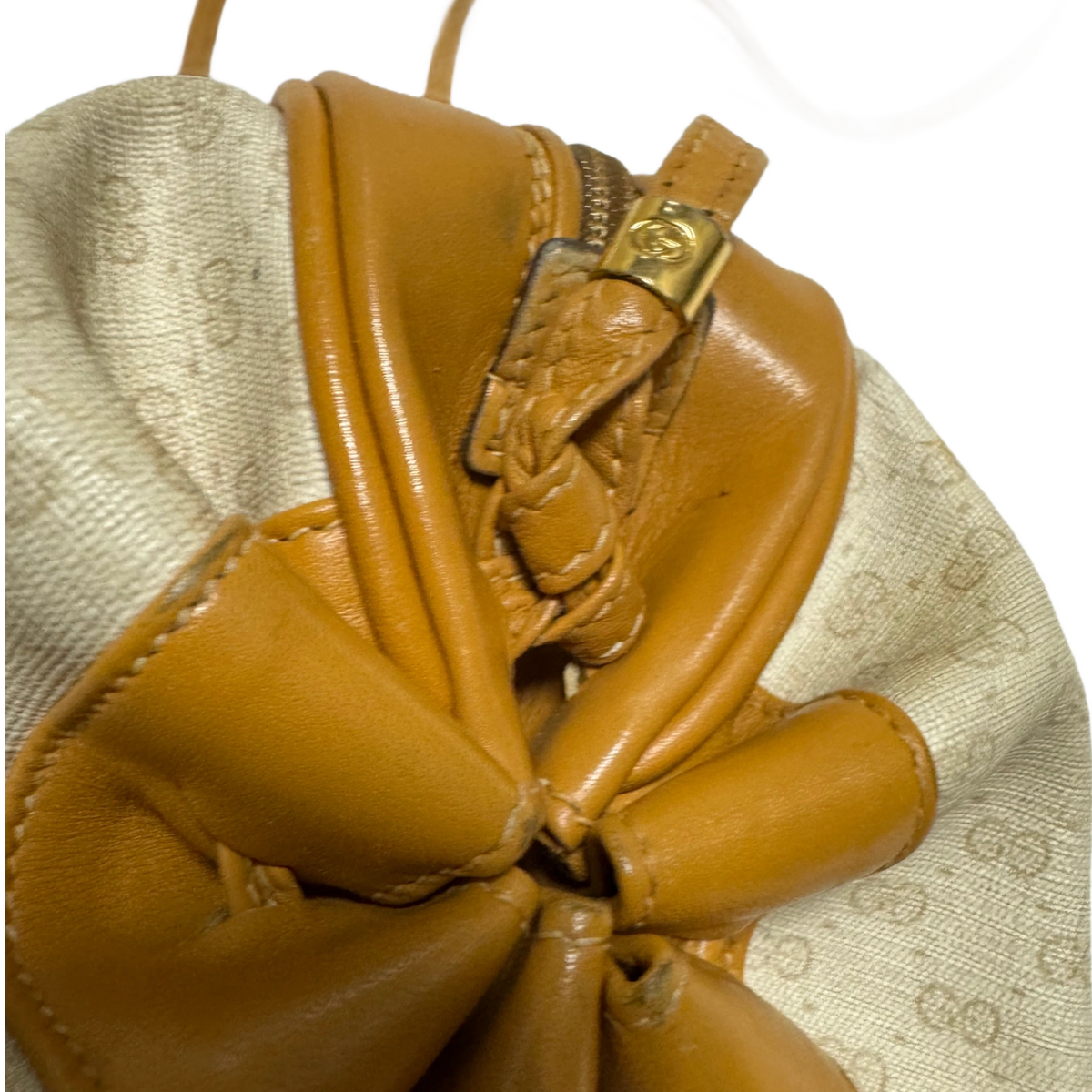 GUCCI Sac bandoulière rond Gucci micro-monogramme GG blanc/beige cuir camel