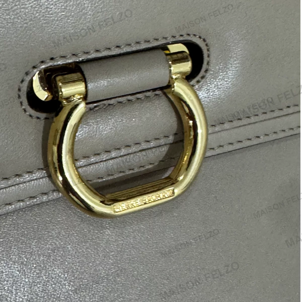 PIERRE BALMAIN SAC BANDOULIERE BEIGE ET ANNEAU DORE