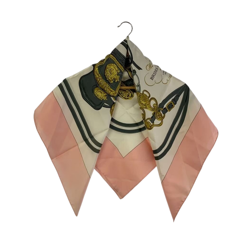 HERMÈS Paris Carré de soie 90x90 Brides de Gala rose saumon fond blanc