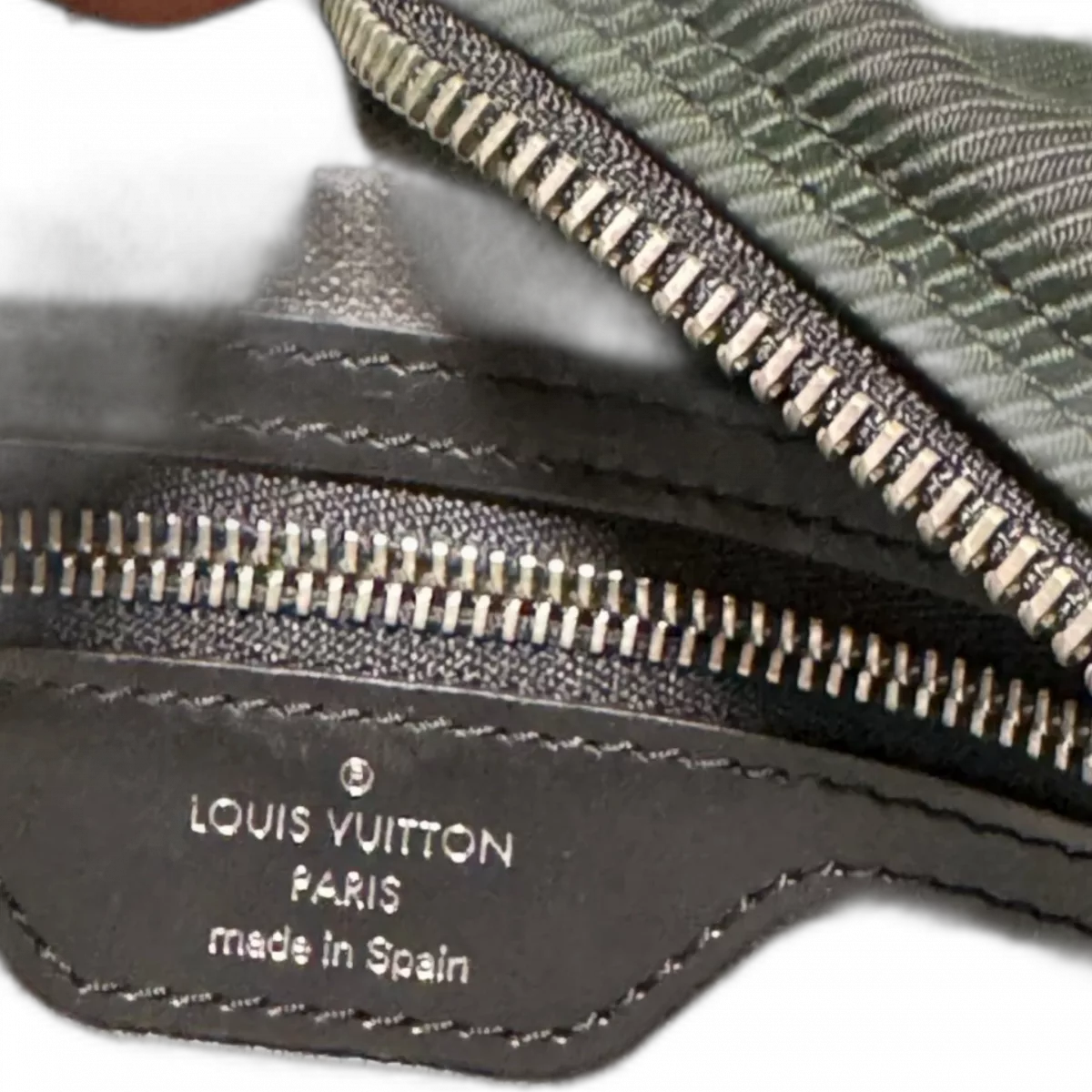 LOUIS VUITTON Trousse de Toilette Vintage Nylon Noir - Made in Spain 2003