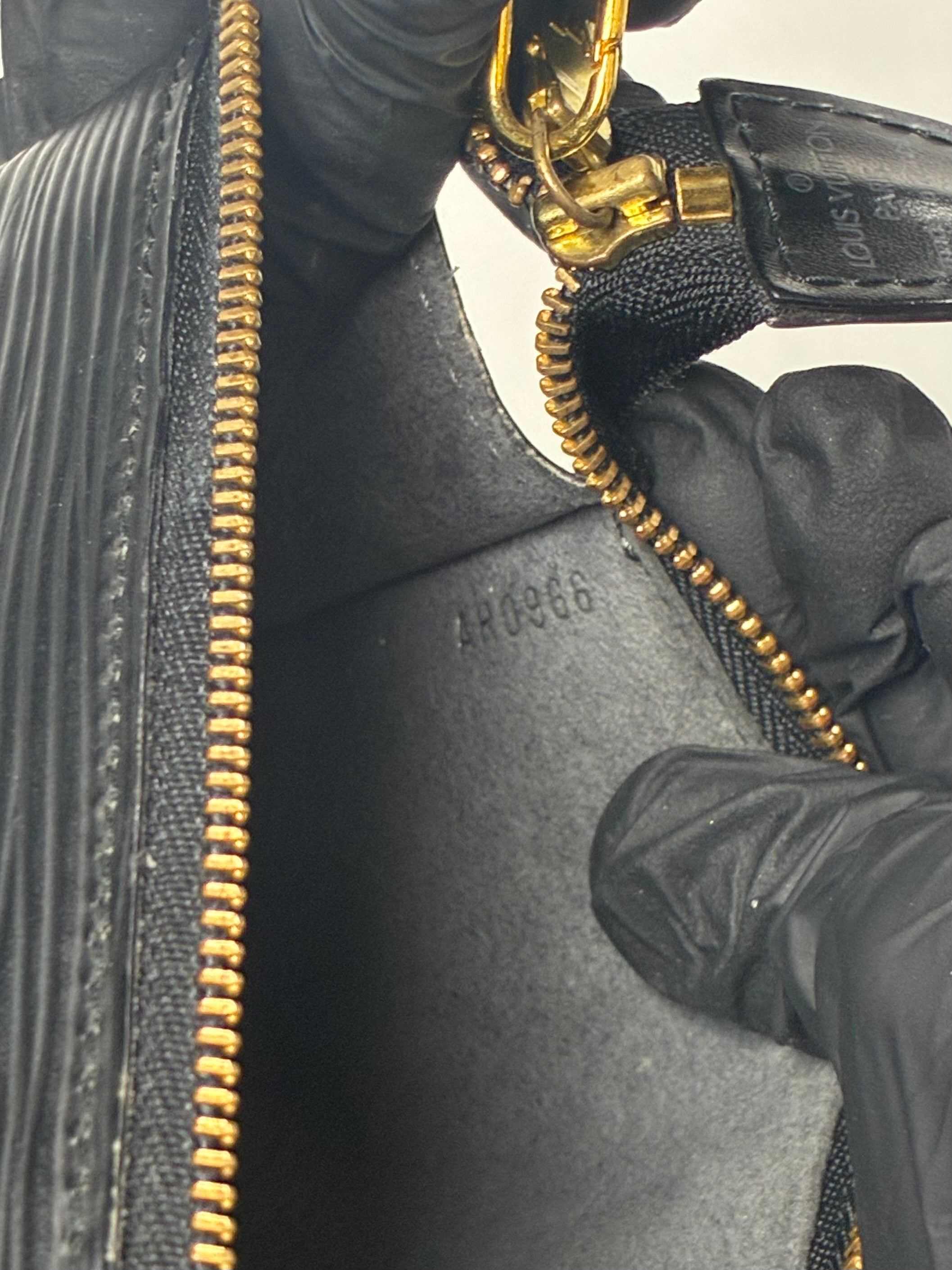 Louis Vuitton Pochette Accessoire Cuir épi noir 09/1966