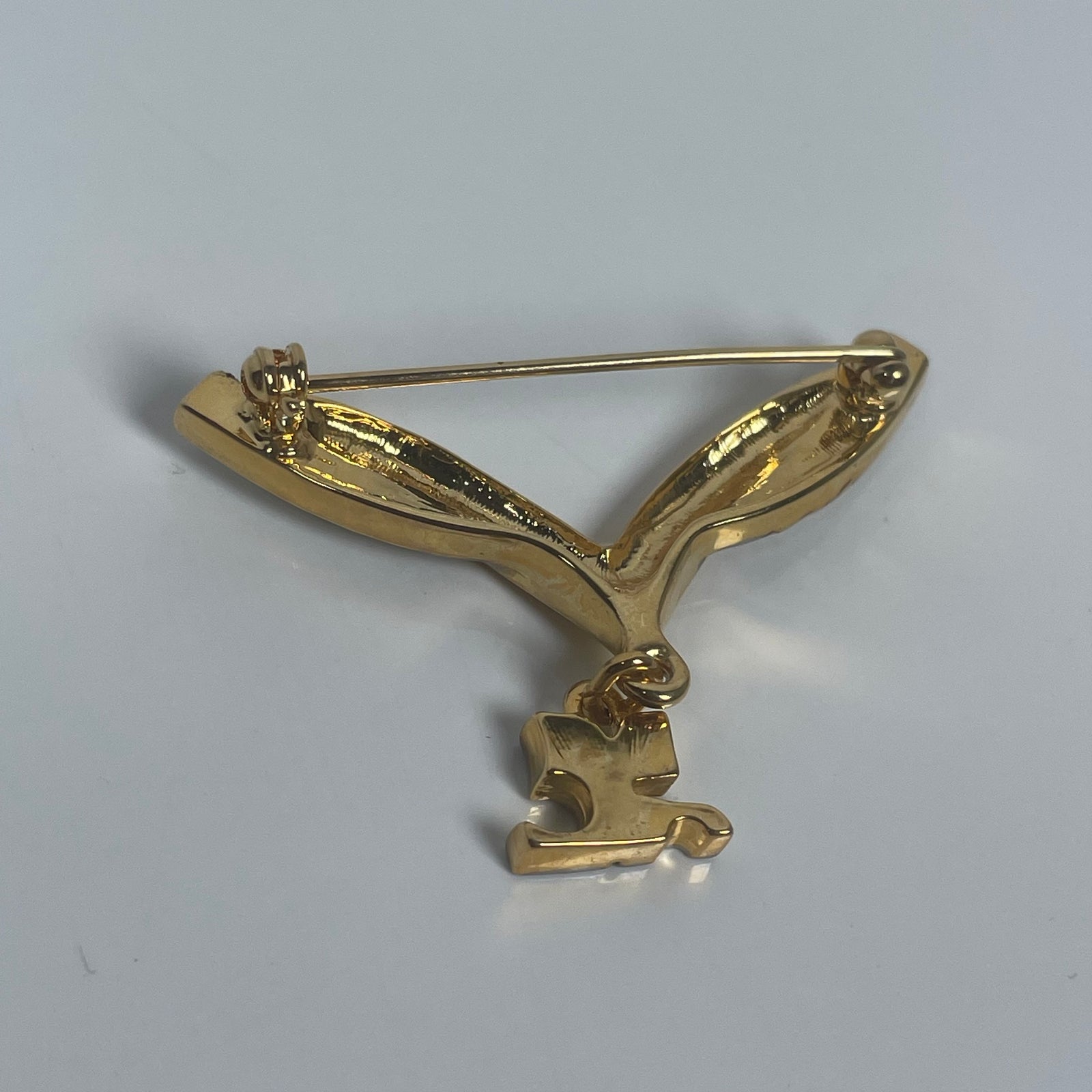 Courreges broche in victorievorm