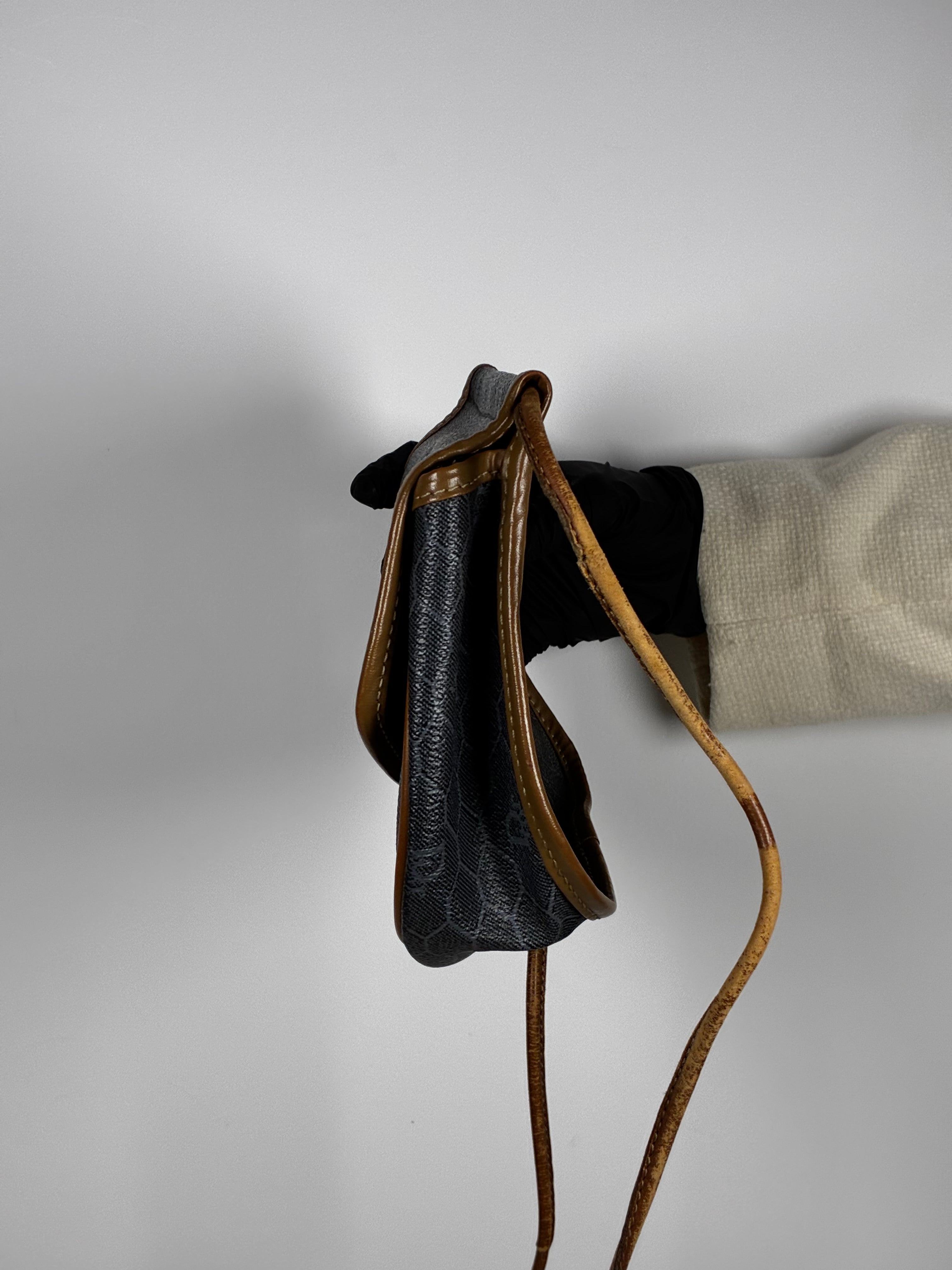 Dior sac bandoulière en cuir marron avec motif honeycomb