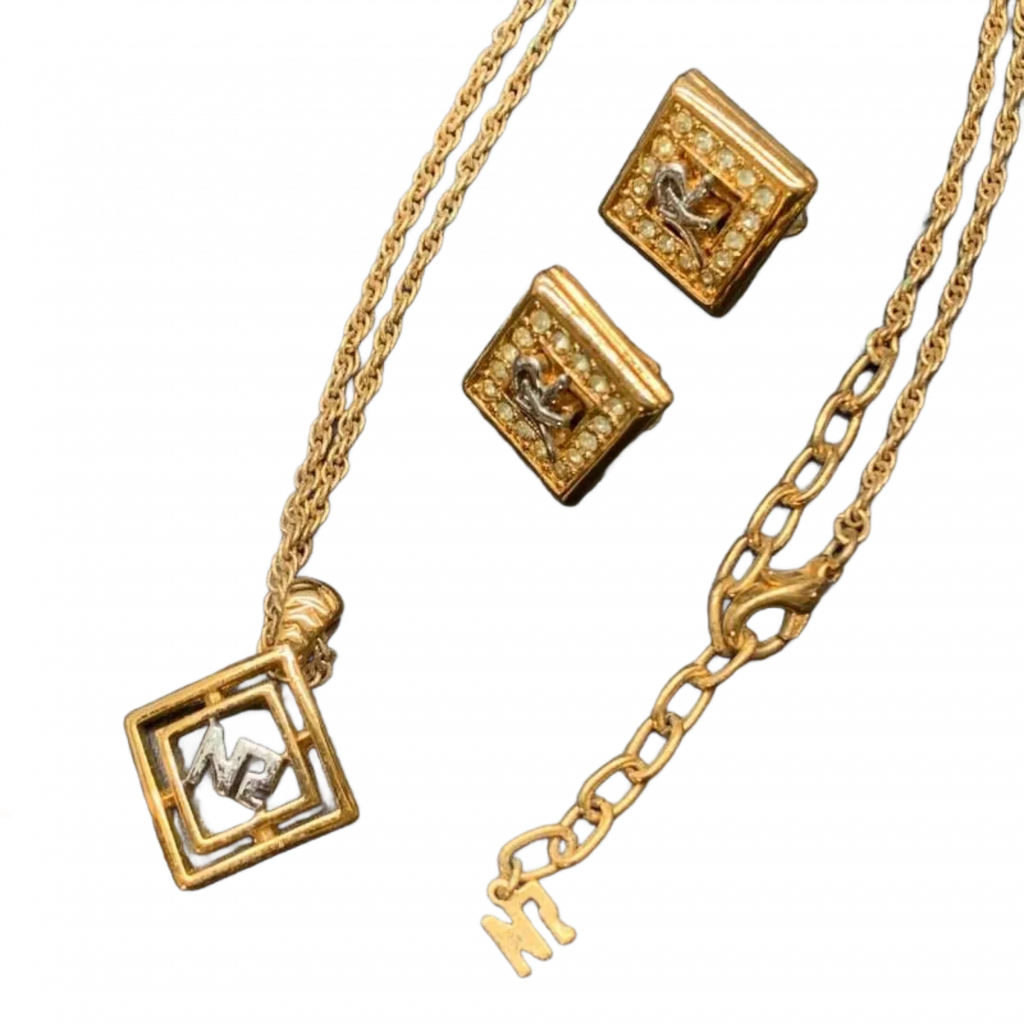 NINA RICCI LOTX2 Nina Ricci (collier et boucles d'oreilles) couleur or logo strass.  vendu à l'unité
