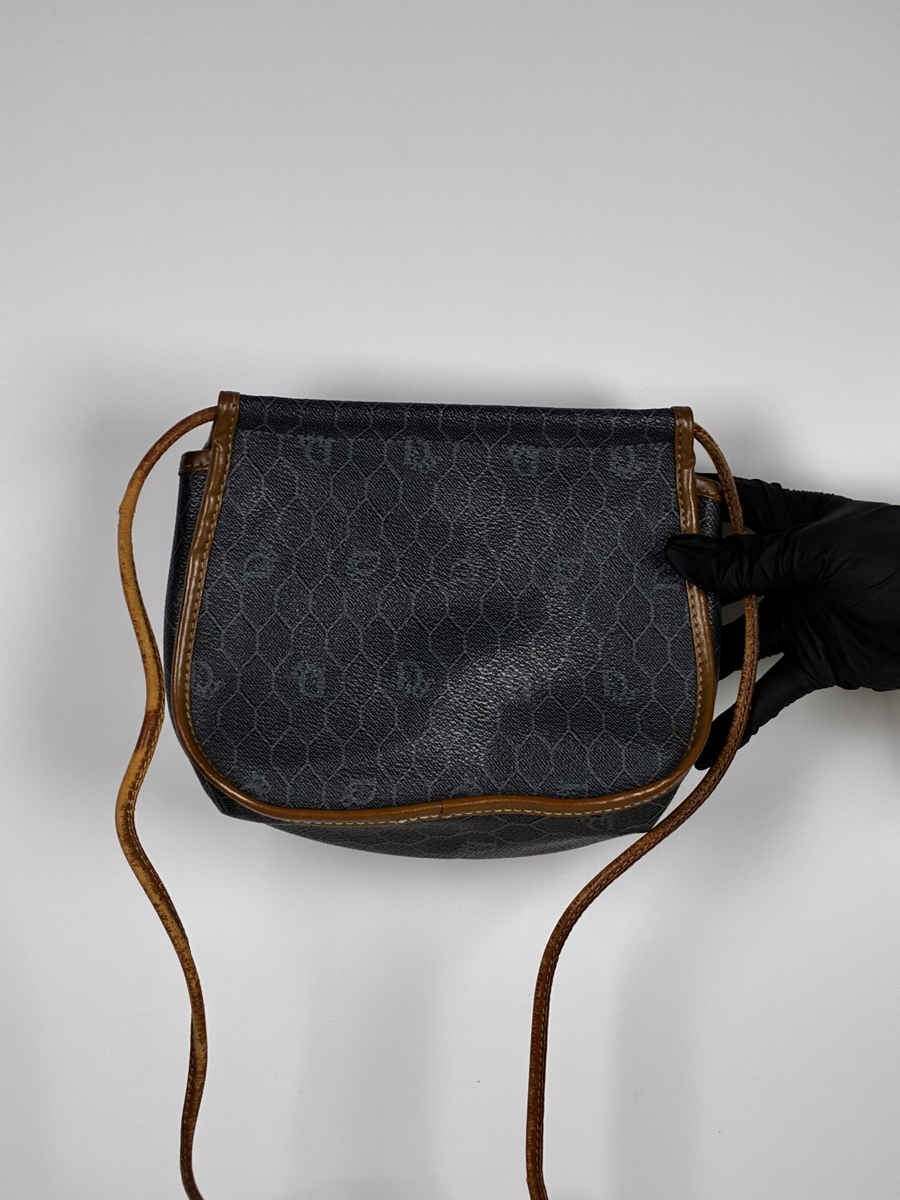 Dior sac bandoulière en cuir marron avec motif honeycomb
