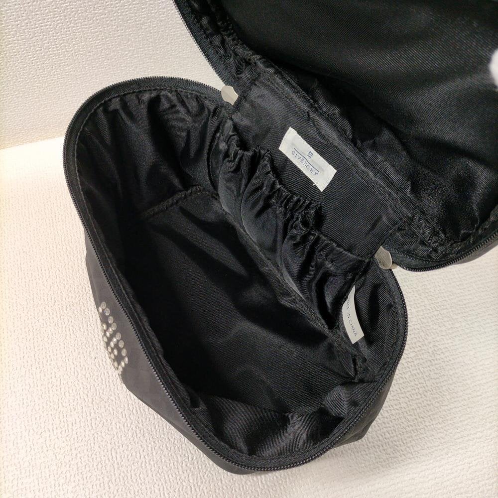 GIVENCHY Pochette de toilette à motif diamant noir et strass