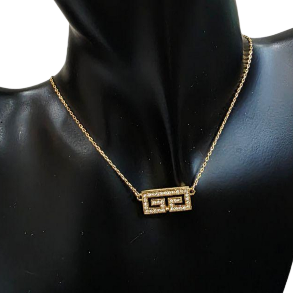 GIVENCHY Collier Givenchy, 1977, logo G, strass, or, excellent état, rare.