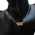 GIVENCHY Collier Givenchy, 1977, logo G, strass, or, excellent état, rare.