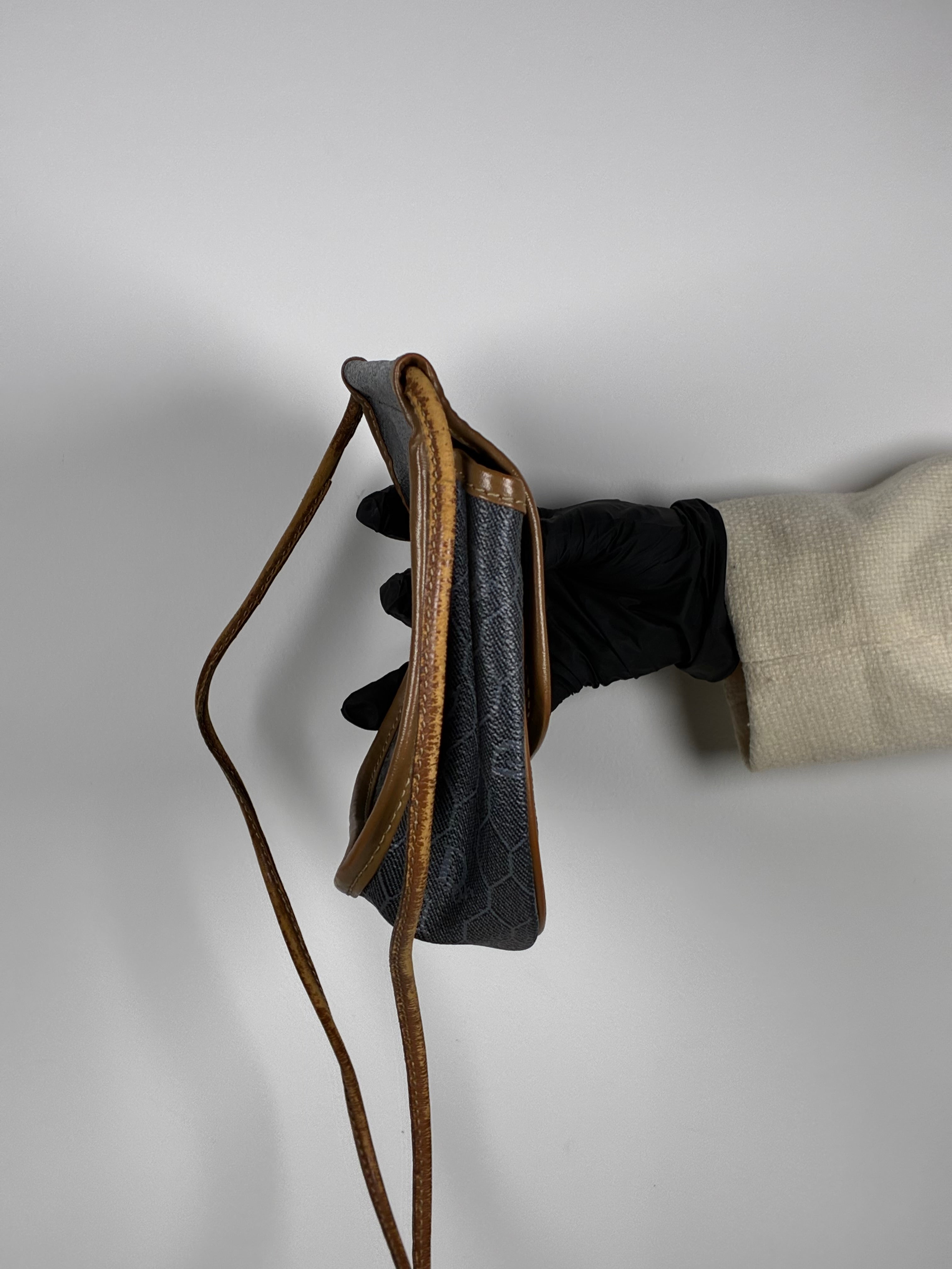 Dior sac bandoulière en cuir marron avec motif honeycomb