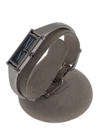 GUCCI Montre femme bracelet acier bangle cadran noir chiffres romains Swiss Made