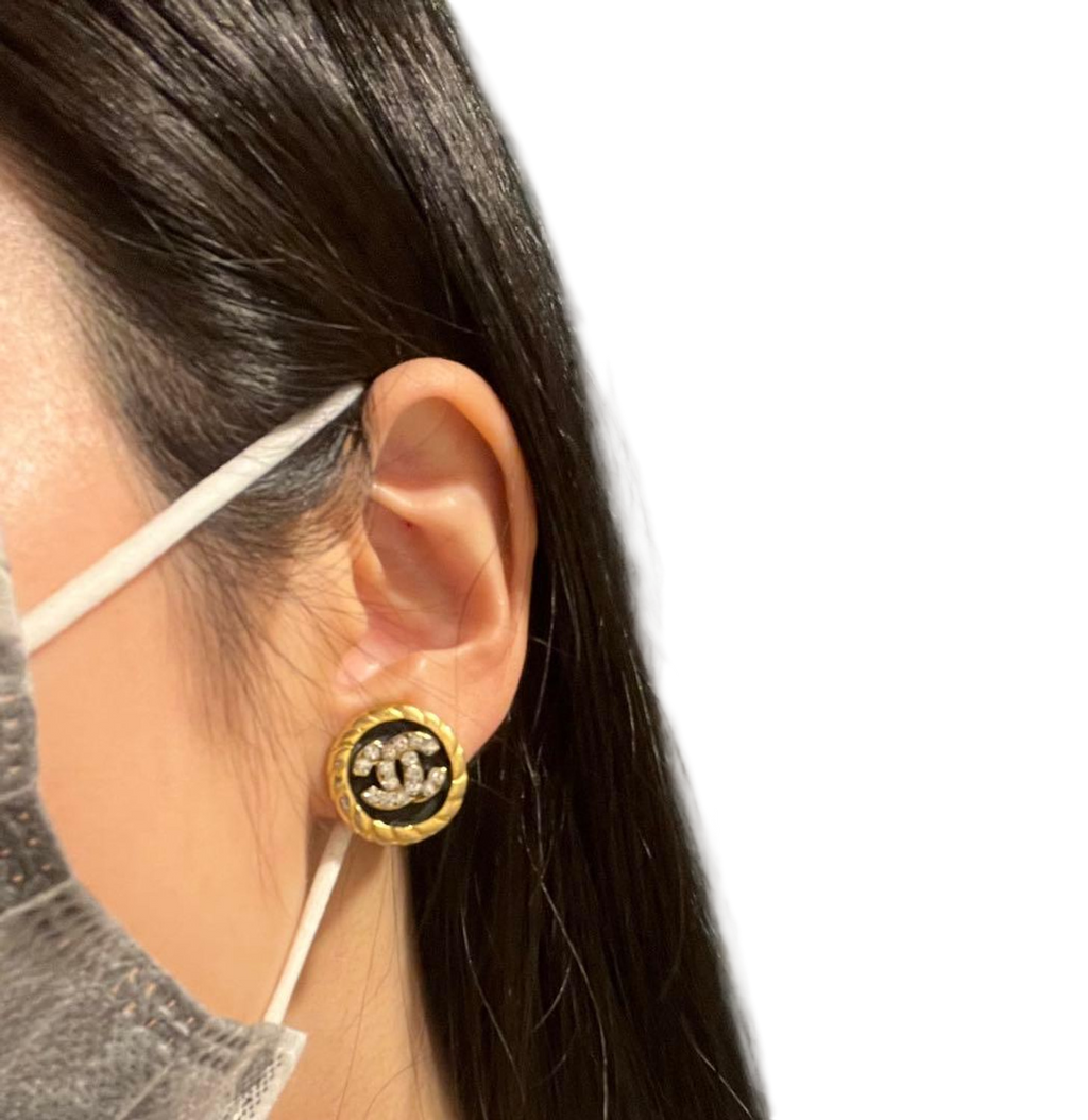CHANEL Boucles d'oreilles clips or CC strass cristal avec boîte