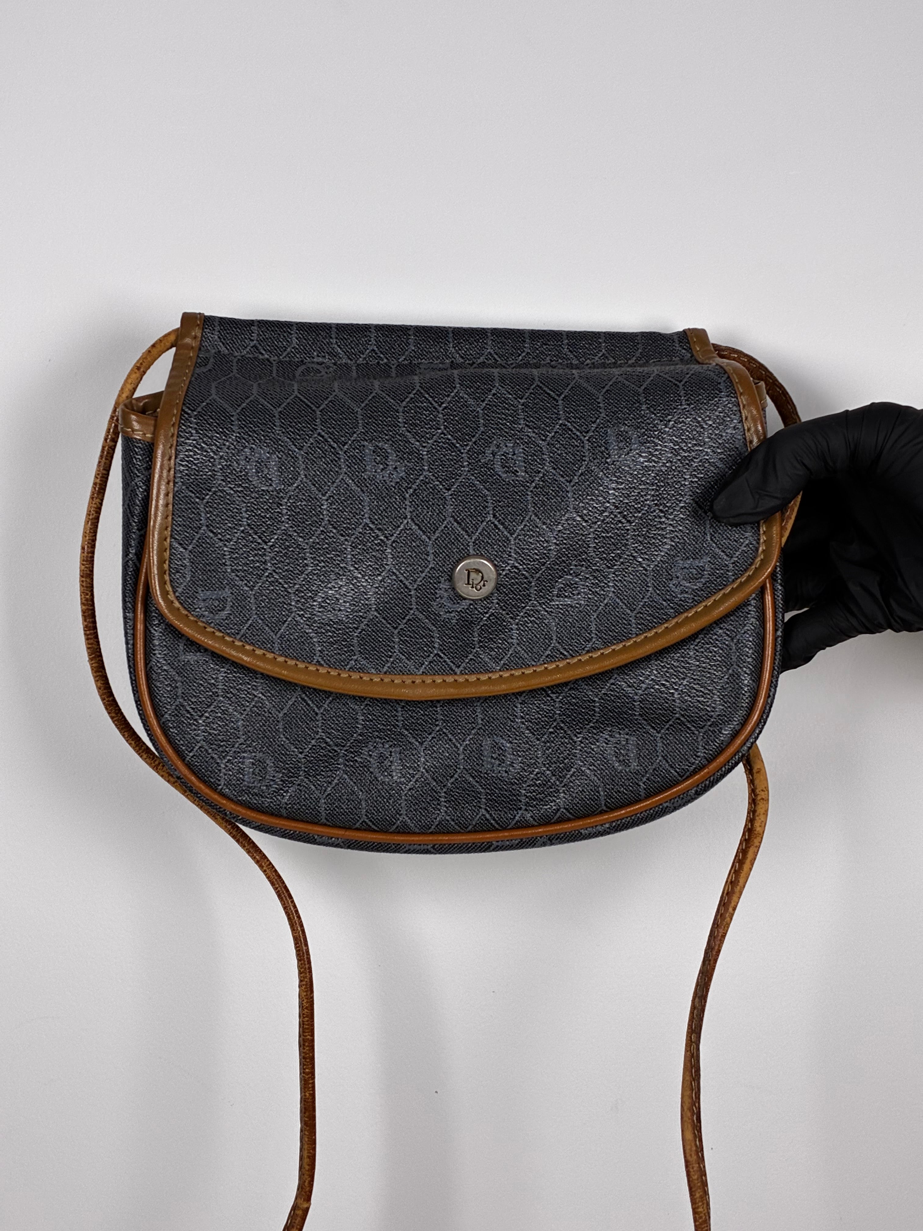 Dior sac bandoulière en cuir marron avec motif honeycomb