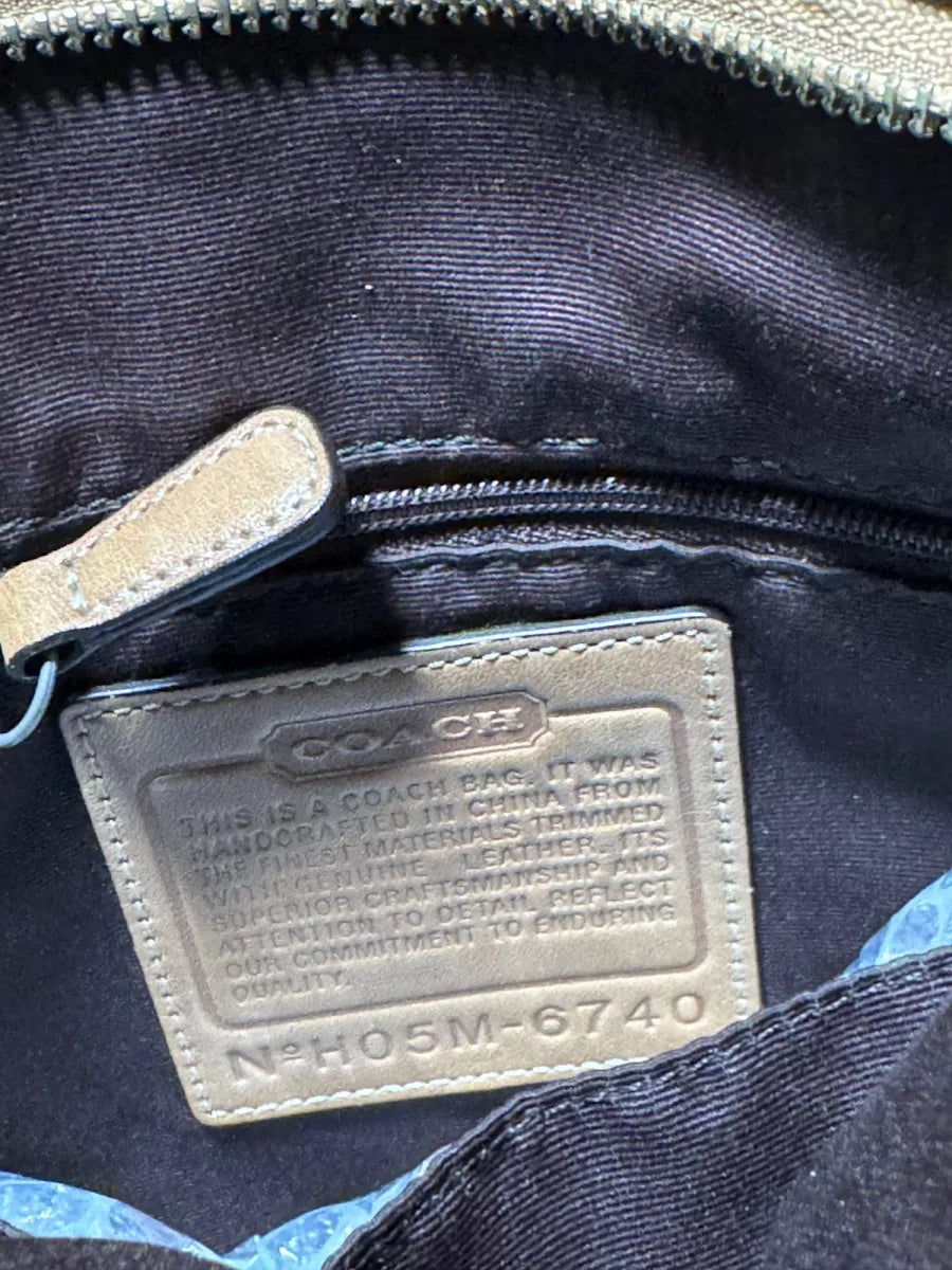 COACH  Sac bandoulière Coach Signature kaki et beige présente un motif monogramme