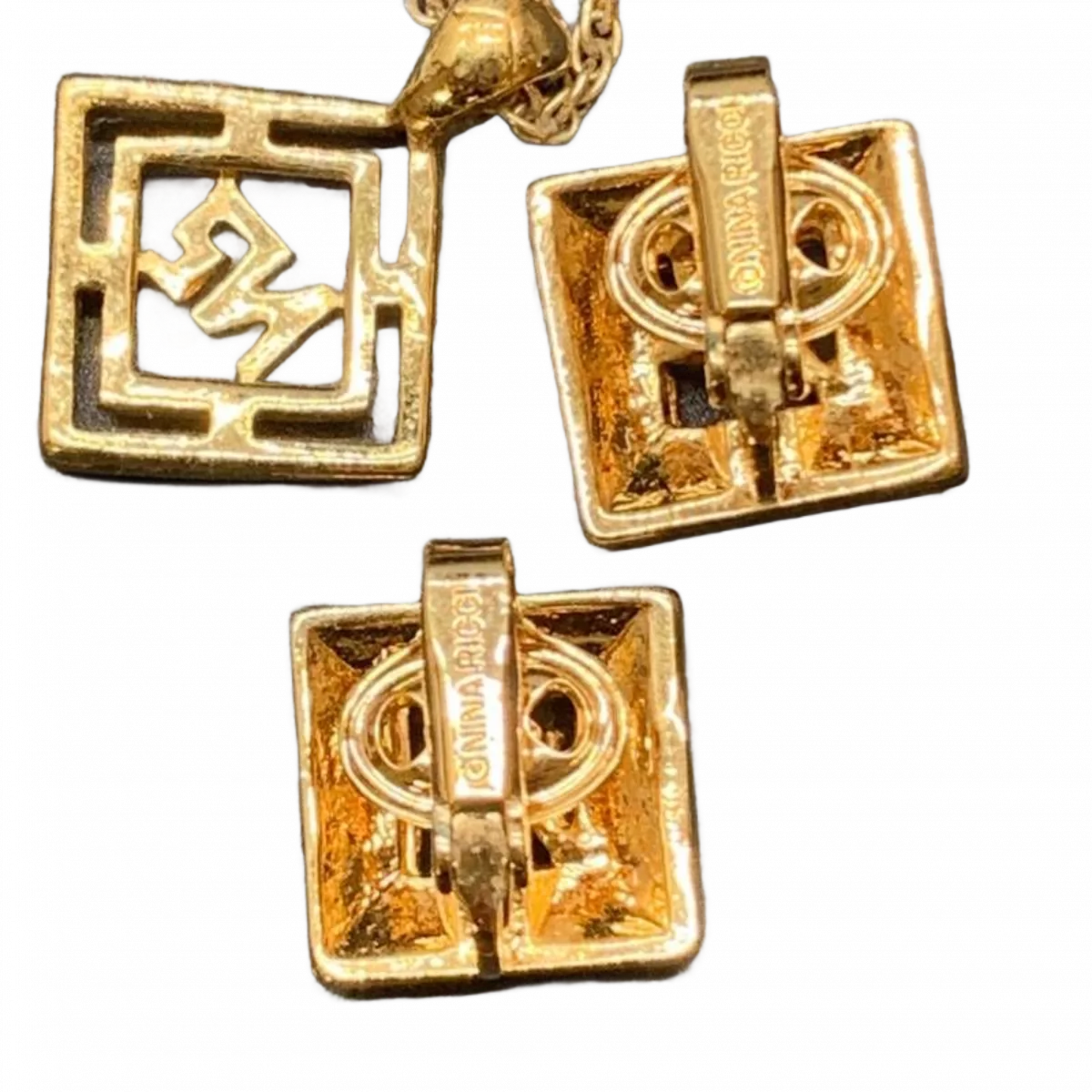 NINA RICCI LOTX2 Nina Ricci (collier et boucles d'oreilles) couleur or logo strass.  vendu à l'unité