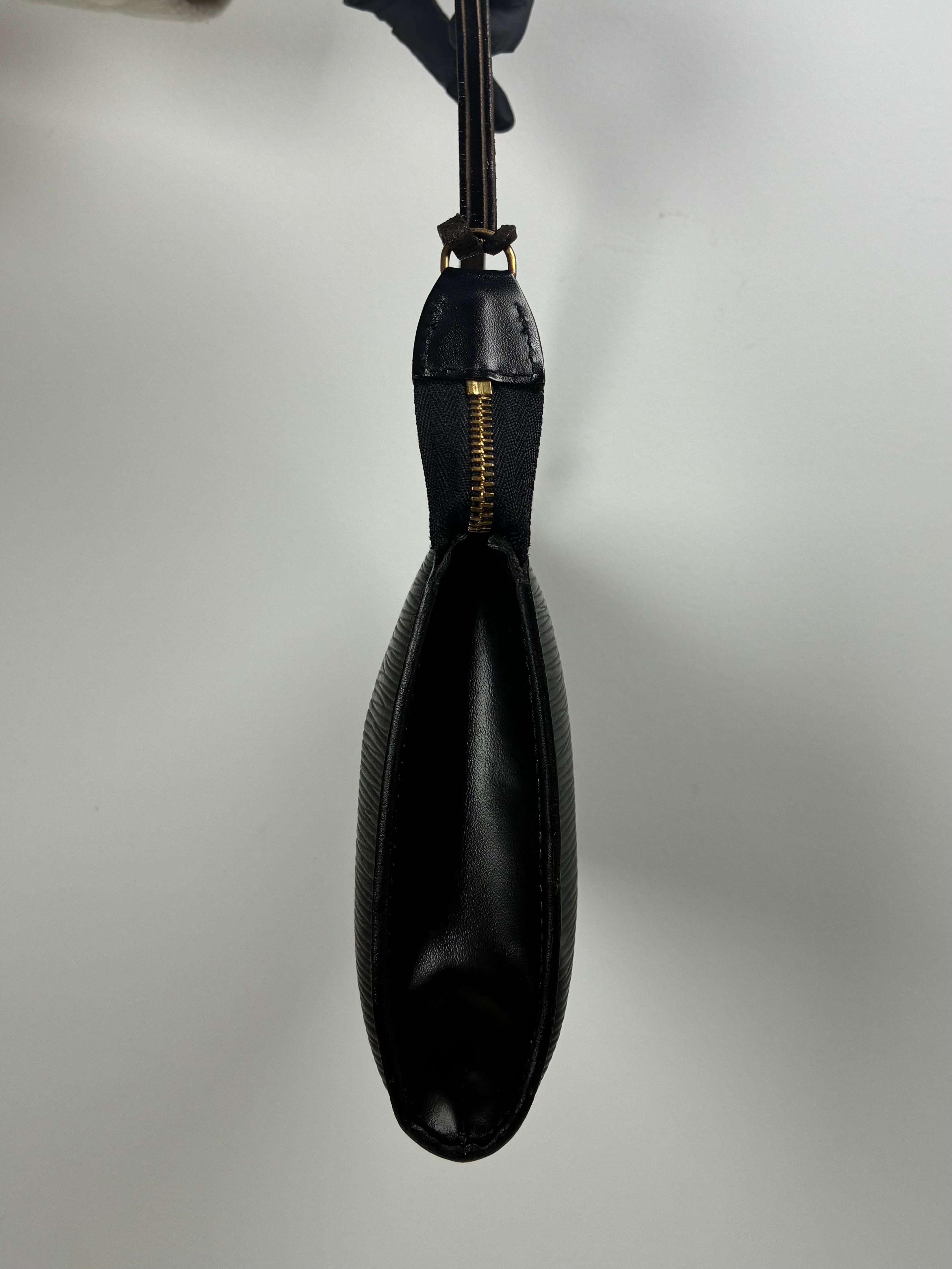 Louis Vuitton Pochette Accessoire Cuir épi noir 09/1966