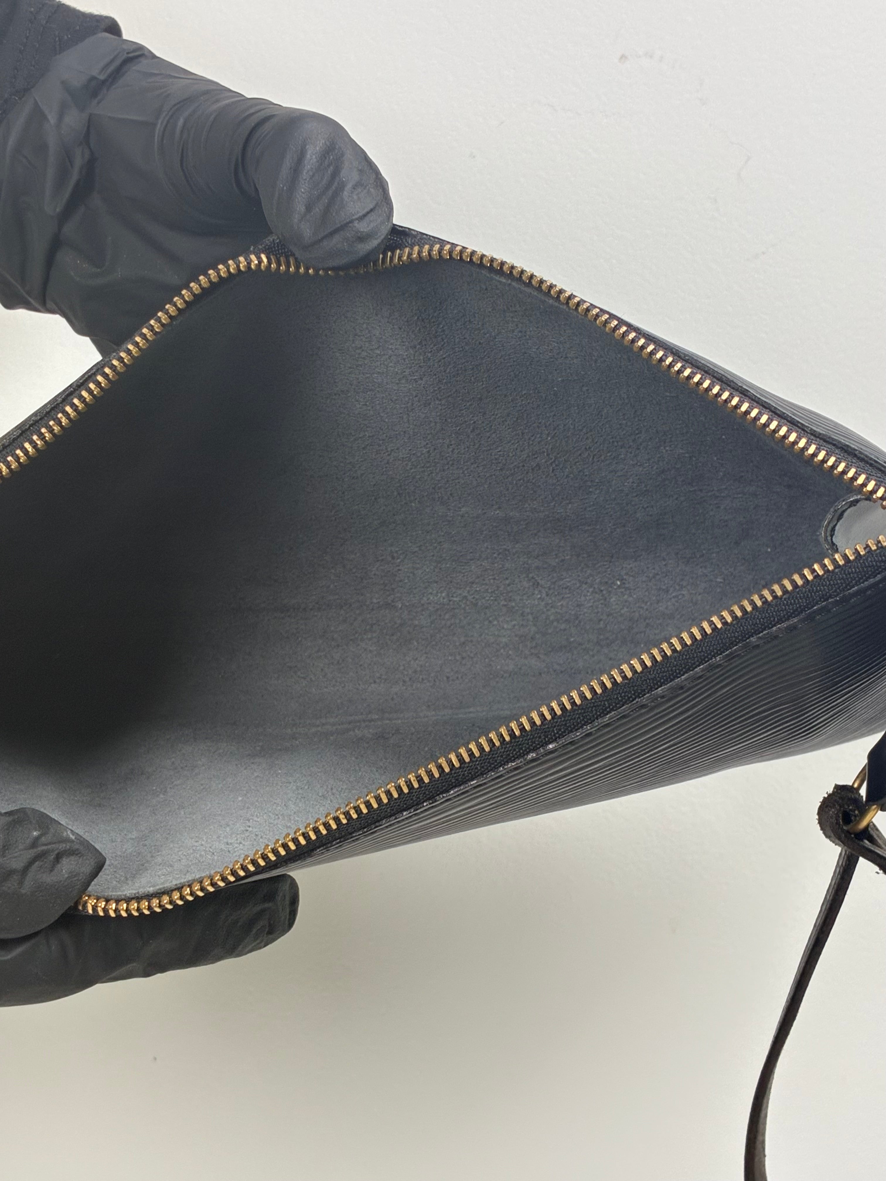 Louis Vuitton Pochette Accessoire Cuir épi noir 09/1966