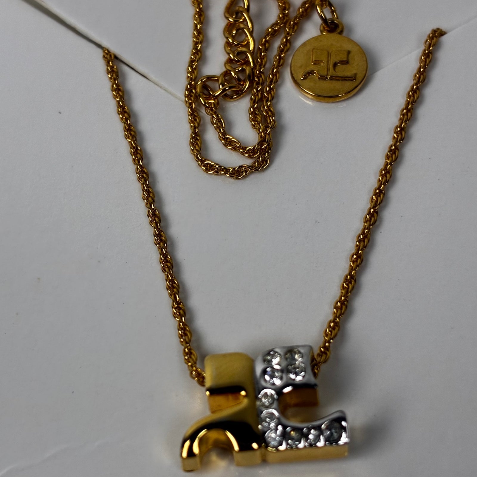 Courreges ketting versierd met goudkleurige strass-steentjes