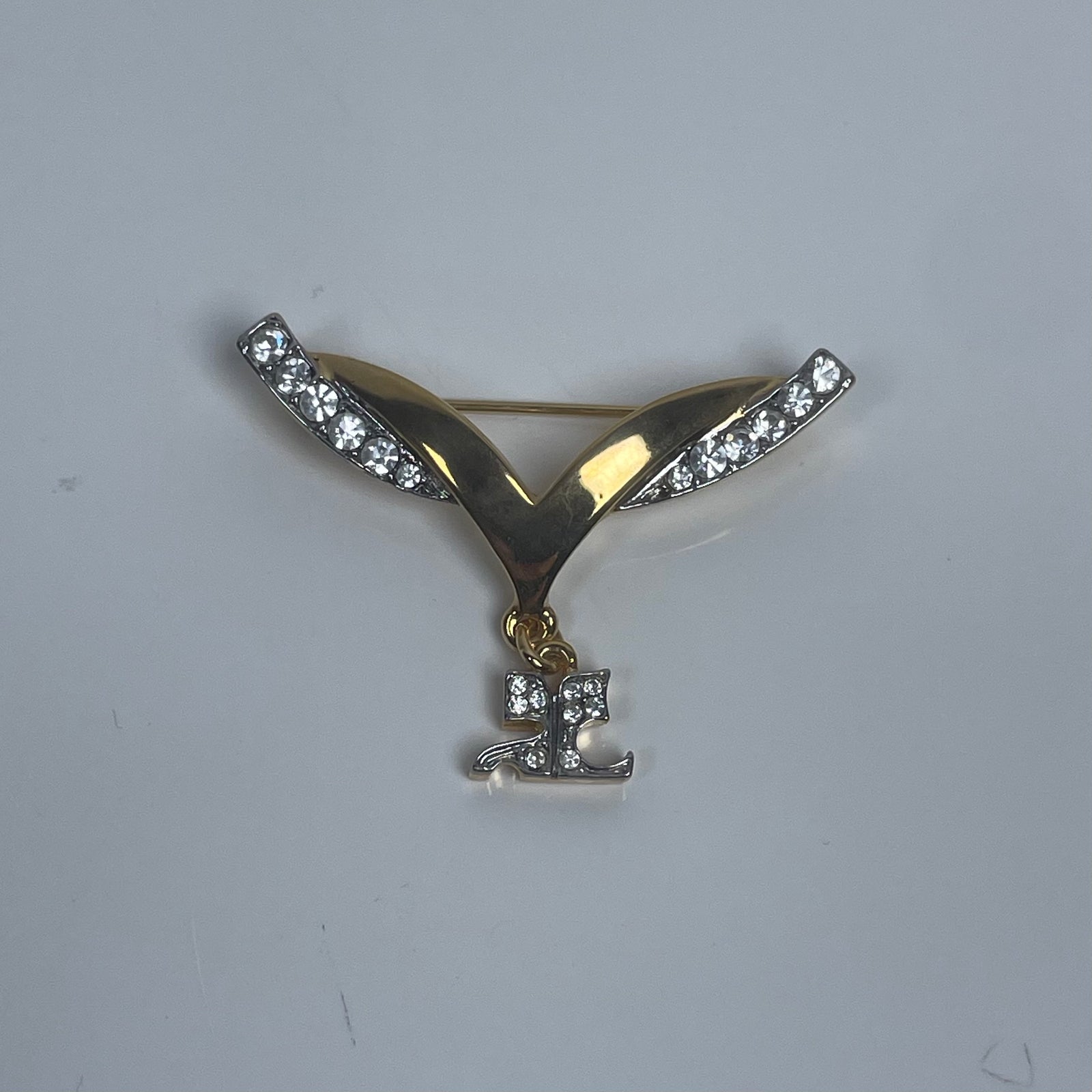 Courreges broche in victorievorm