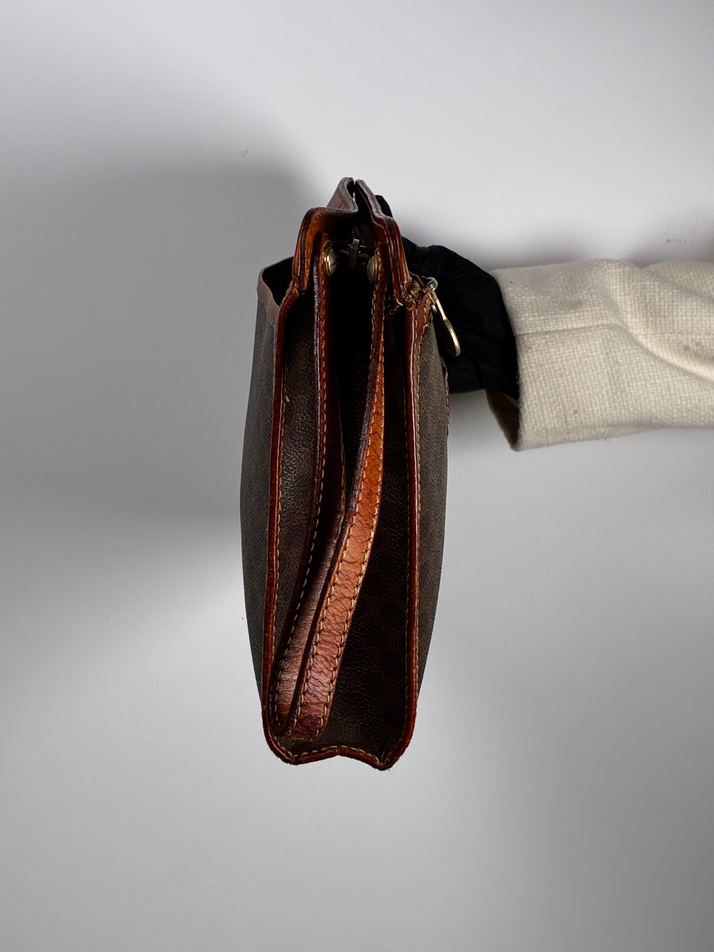 Céline Pochette Macadam en toile monogramme brun et cuir cognac