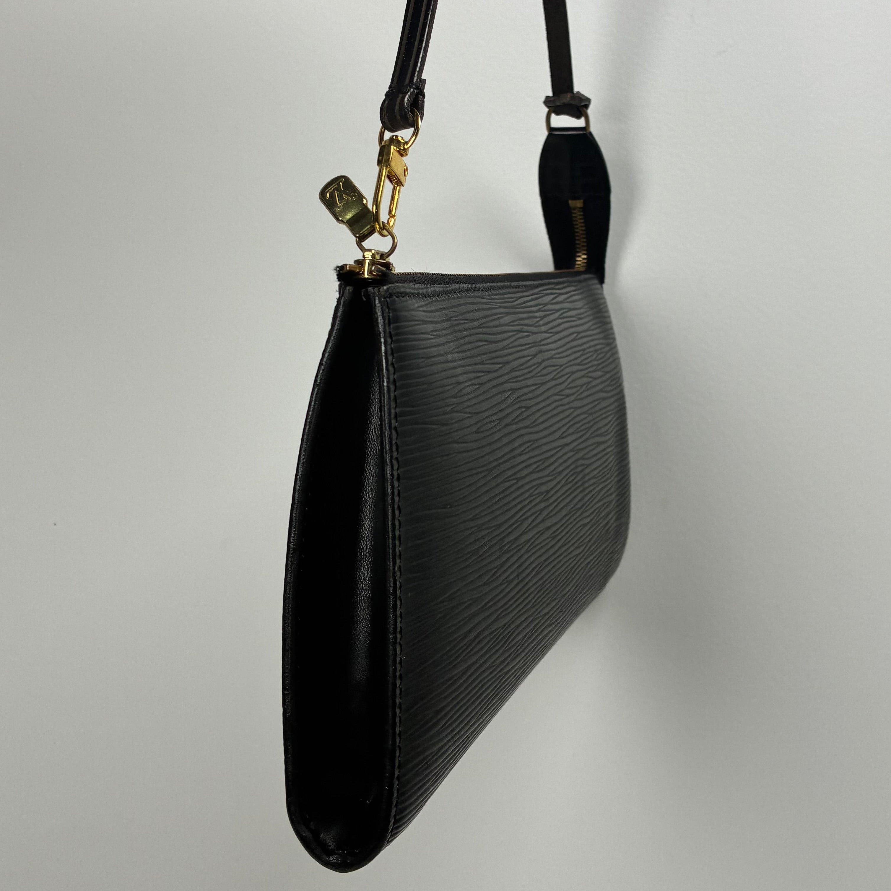 Louis Vuitton Pochette Accessoire Cuir épi noir 09/1966