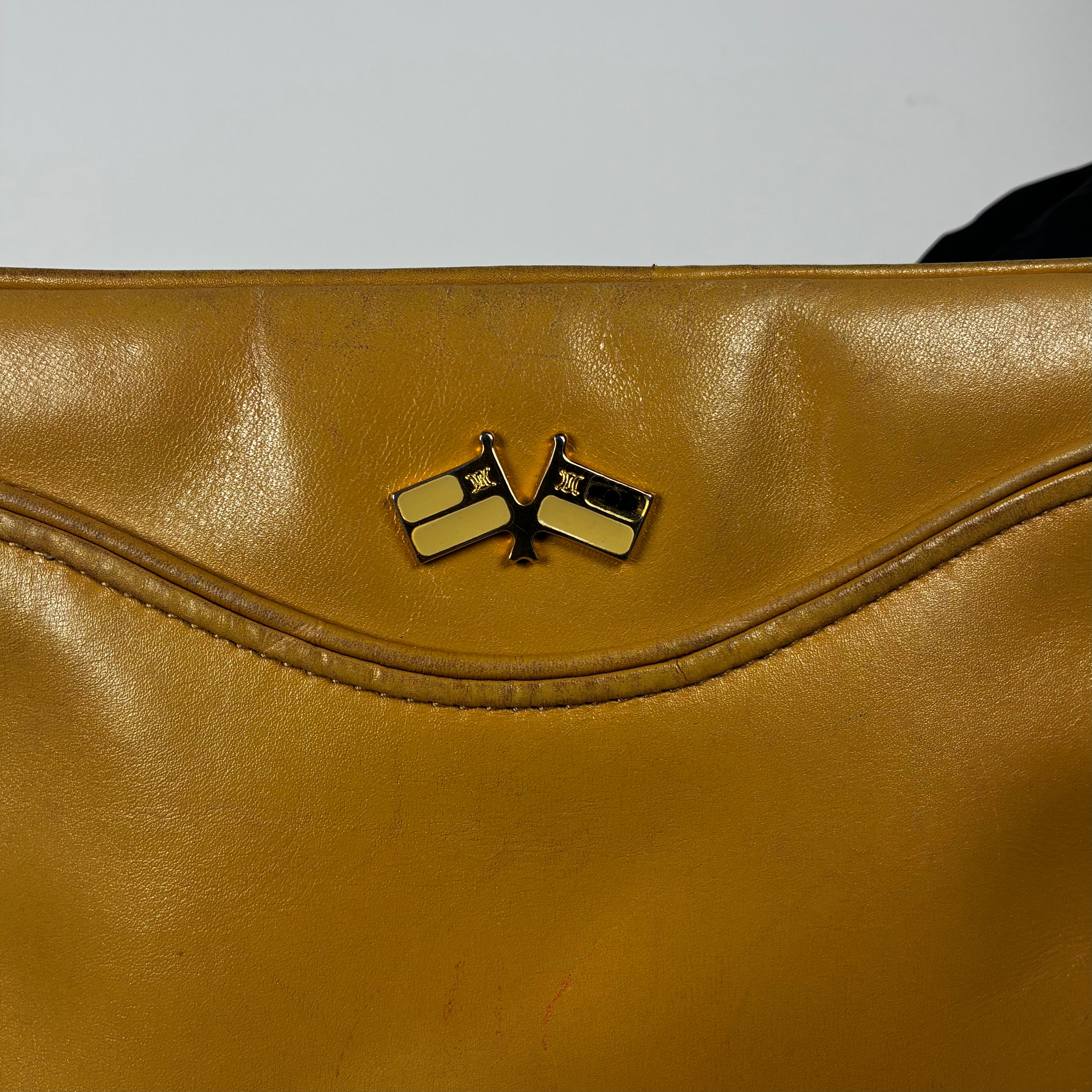 Céline Sac Bandoulière Triomphe Flag en cuir camel
