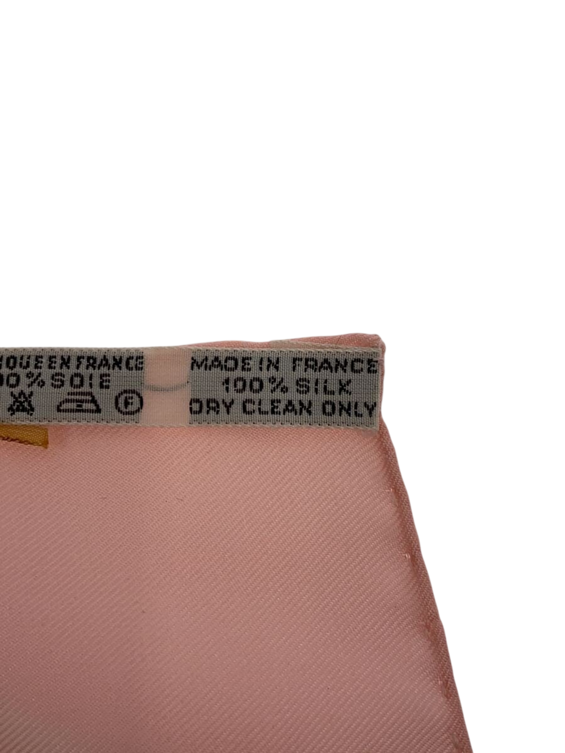 HERMÈS Paris Carré de soie 90x90 Brides de Gala rose saumon fond blanc