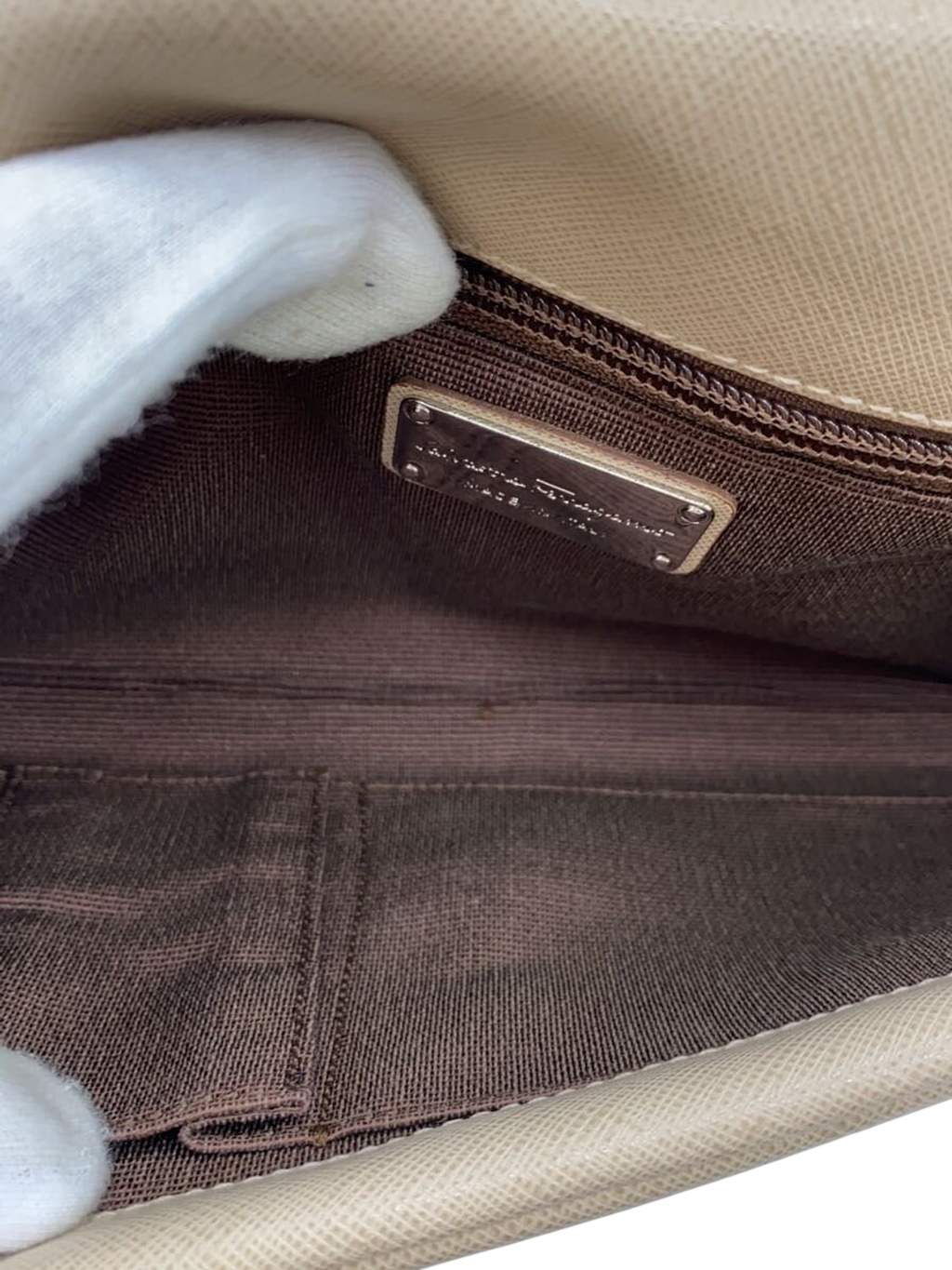 SALVATORE FERRAGAMO Sac pochette chaîne cuir saffiano beige nœud Vara
