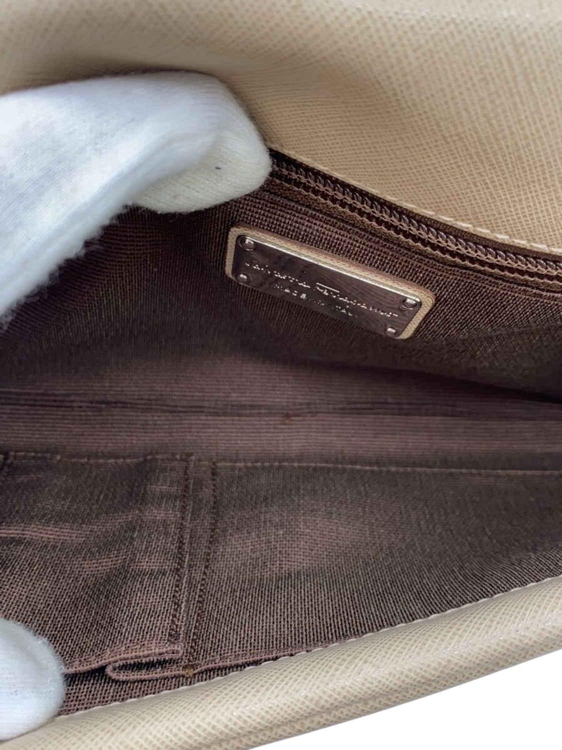 SALVATORE FERRAGAMO Sac pochette chaîne cuir saffiano beige nœud Vara