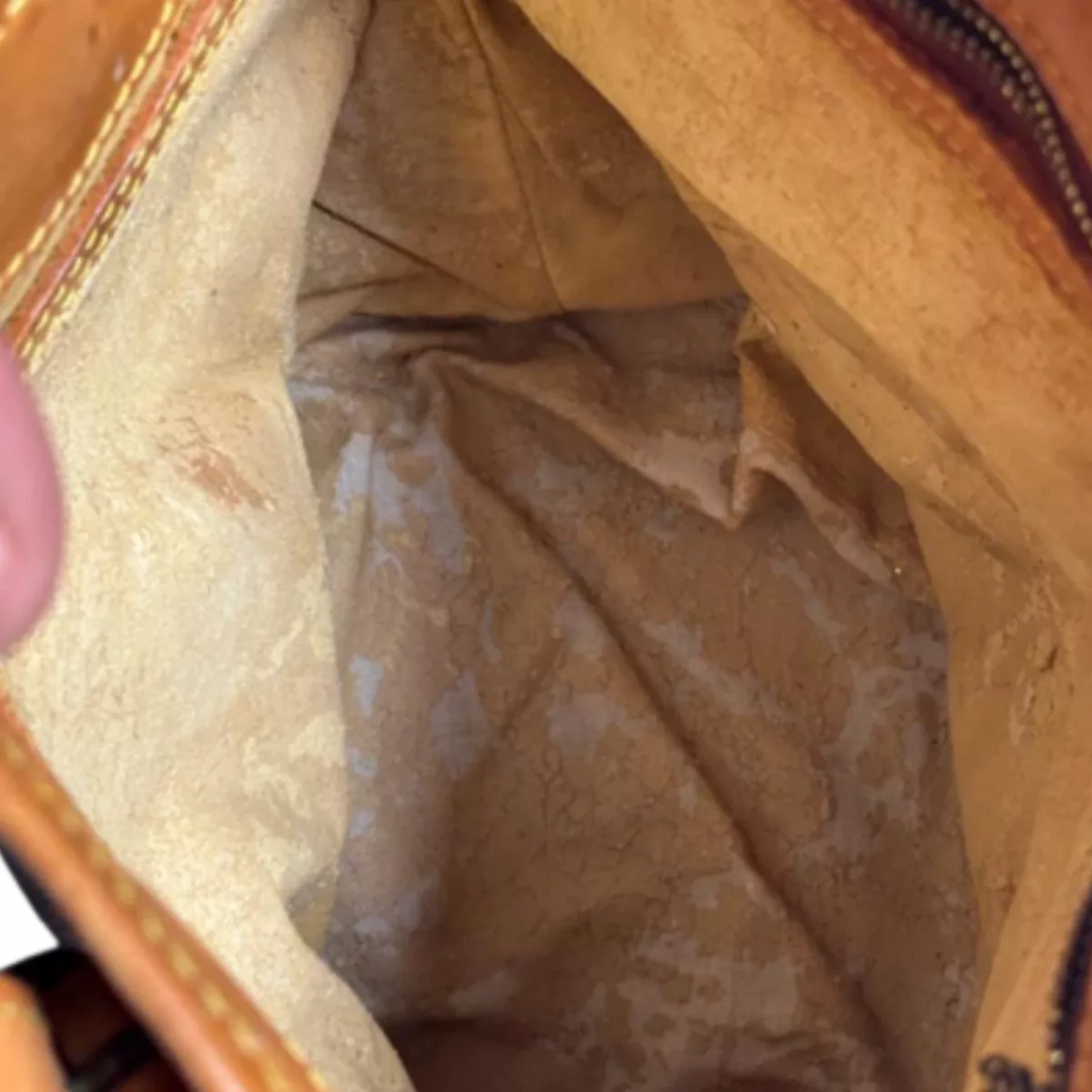 LOUIS VUITTON Sac Petit Bucket anses fines doubles, fond arrondi