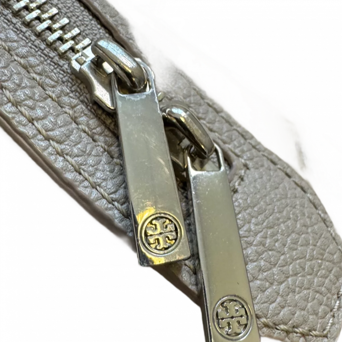 TORY BURCH Sac beige avec bandoulière et logo argenté