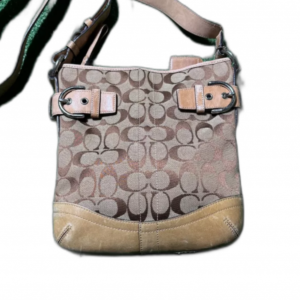 COACH  Sac bandoulière Coach Signature kaki et beige présente un motif monogramme