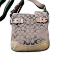 COACH  Sac bandoulière Coach Signature kaki et beige présente un motif monogramme