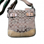 COACH  Sac bandoulière Coach Signature kaki et beige présente un motif monogramme