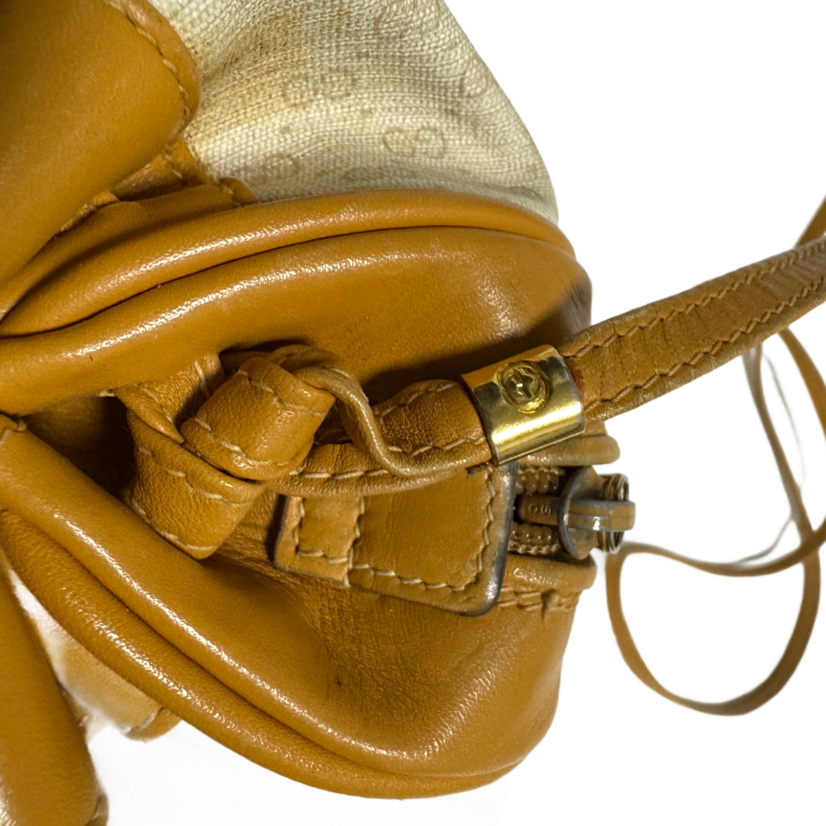 GUCCI Sac bandoulière rond Gucci micro-monogramme GG blanc/beige cuir camel