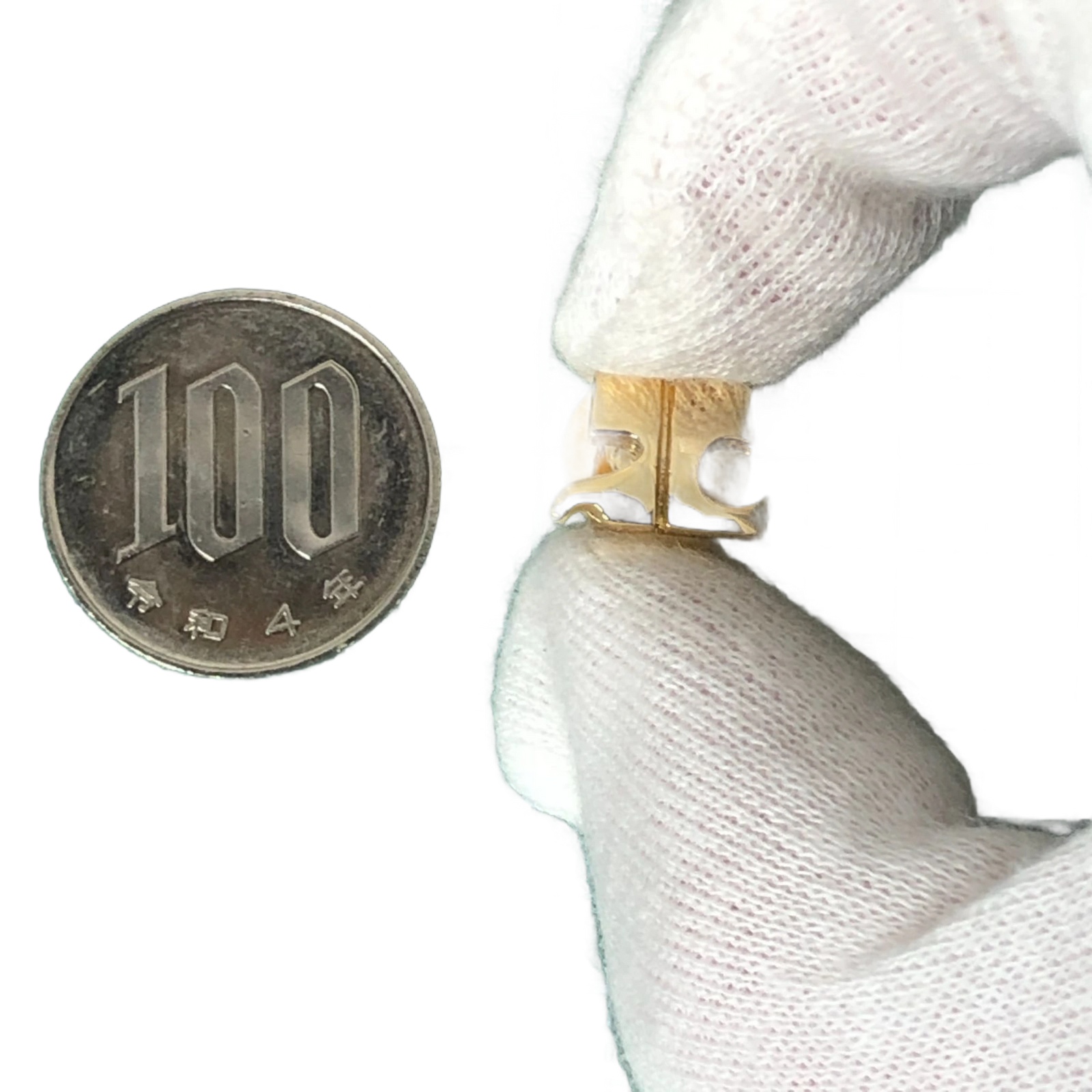 COURRÈGES Broche à logo , couleur or, insigne