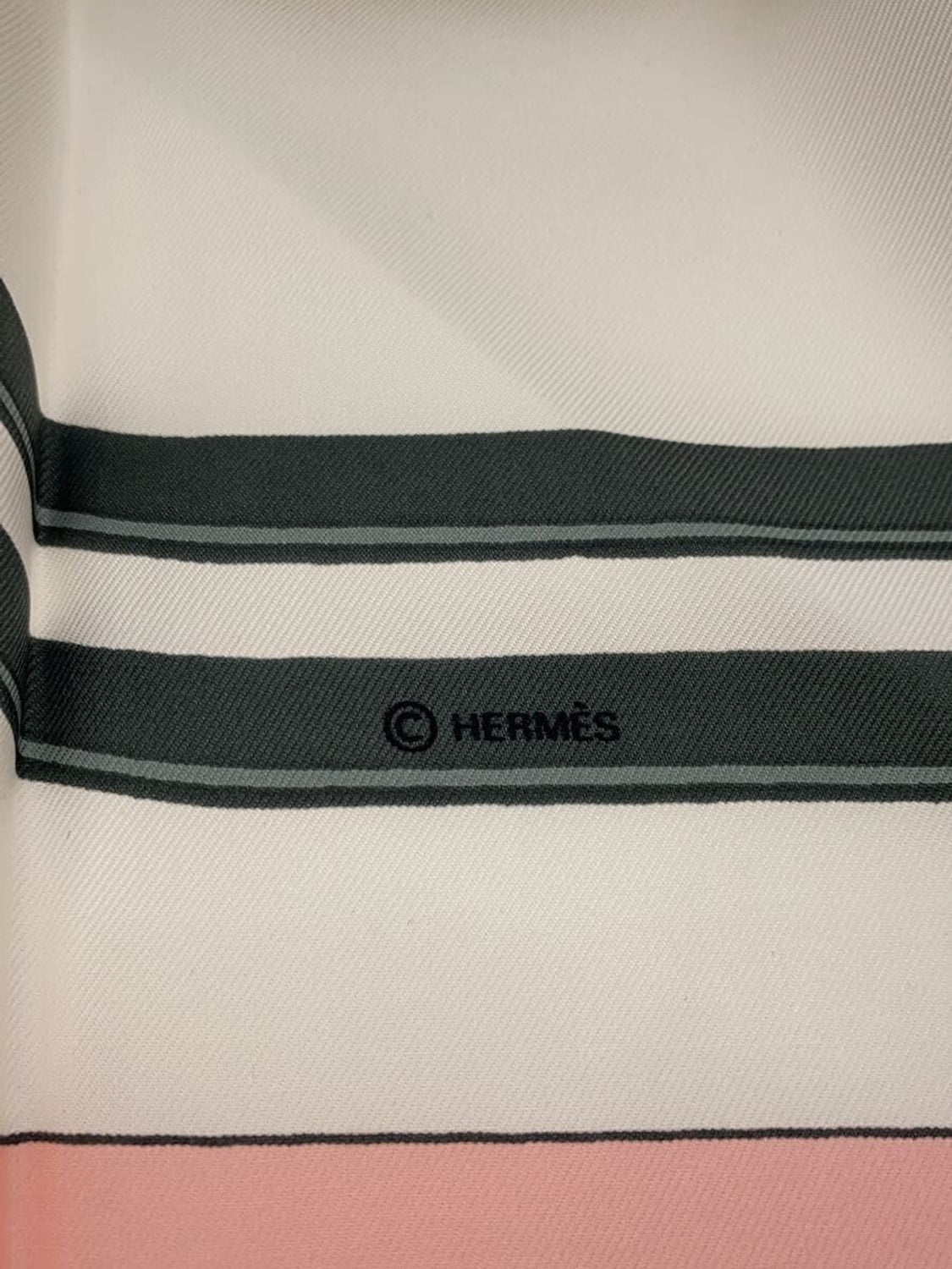 HERMÈS Paris Carré de soie 90x90 Brides de Gala rose saumon fond blanc